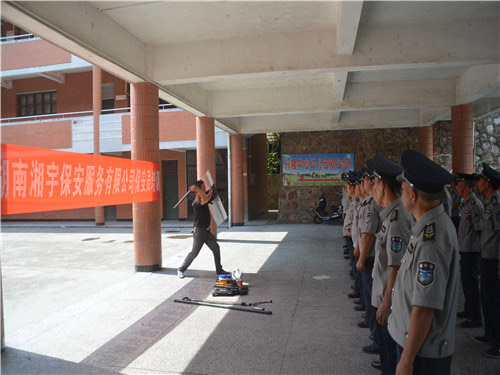 使用防護盾和警棍的示范動作